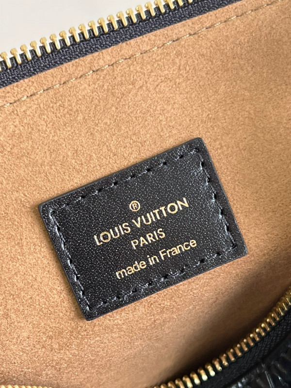 l**is V*t*n coussin pm