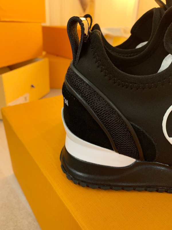 l**is V*t*n sneaker