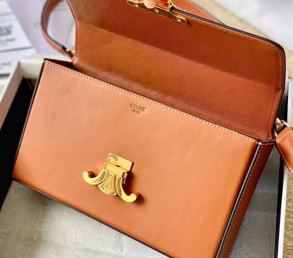 Ce**e box triomphe in natural calfskin