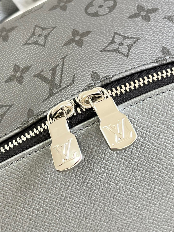 l**is V*t*n discovery backpack pm