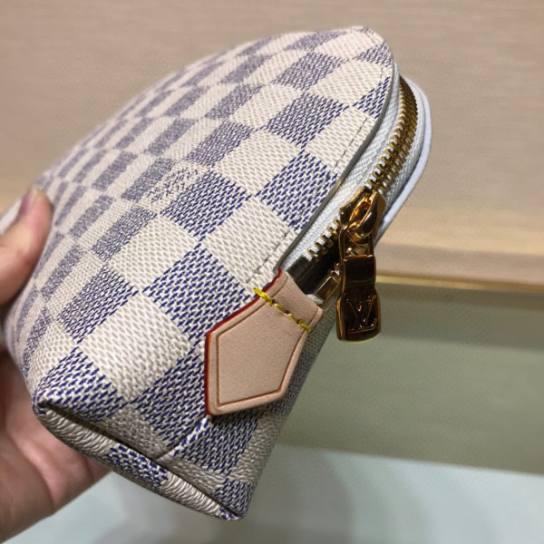 l**is V*t*n cosmetic pouch gm