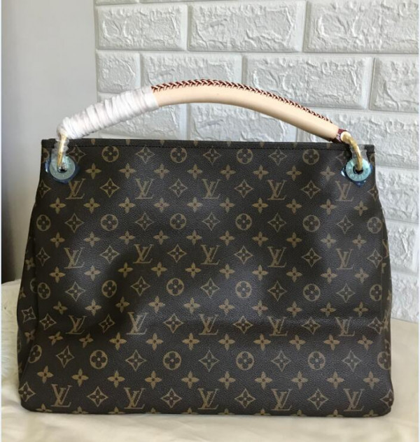 l**is V*t*n artsy bag mm