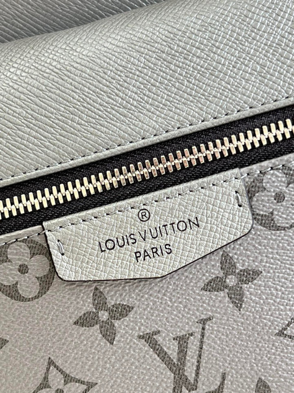 l**is V*t*n discovery backpack pm