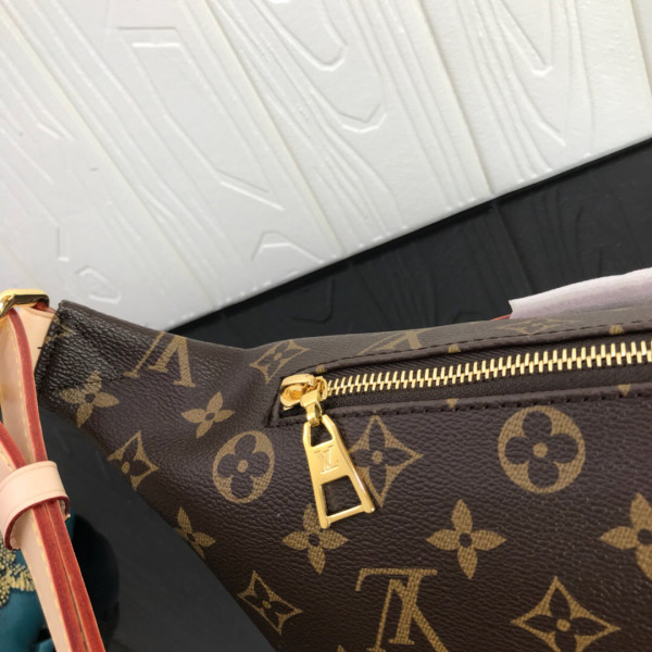 l**is V*t*n bumbag