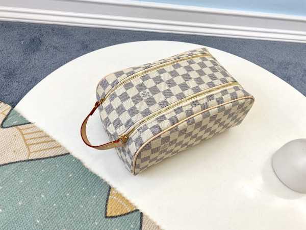 l**is V*t*n toiletry bag