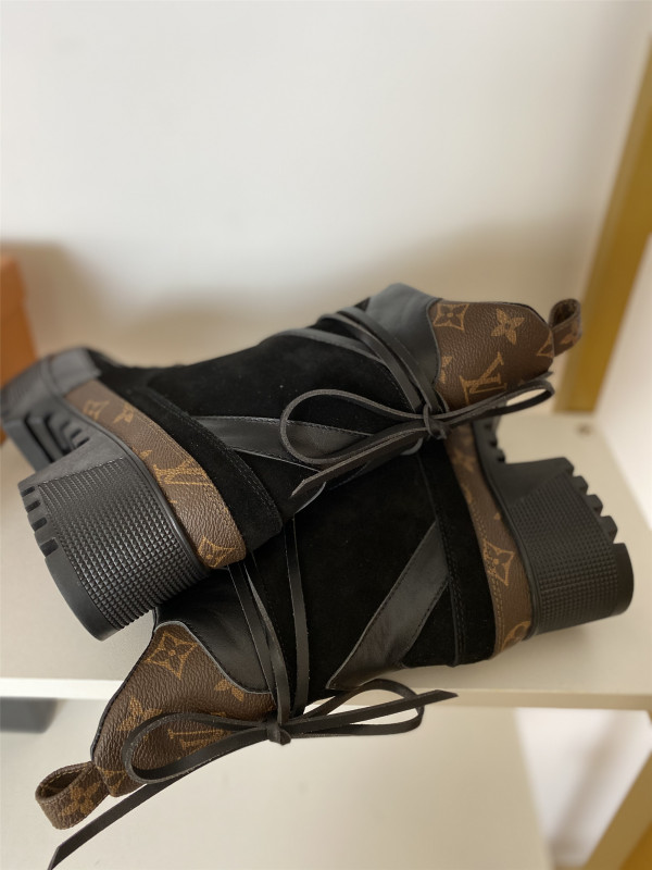 l**is V*t*n boots