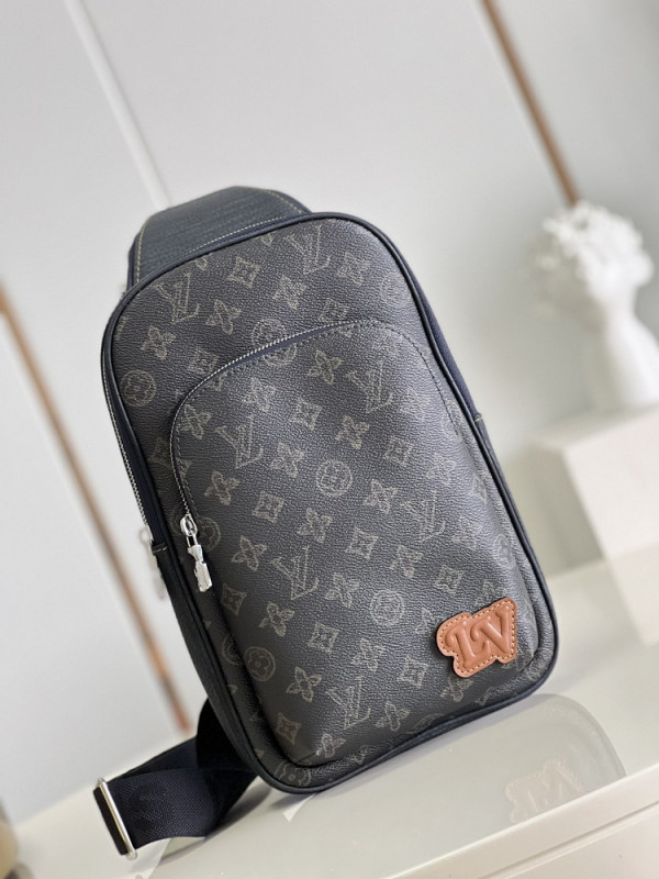 l**is V*t*n avenue sling bag nm