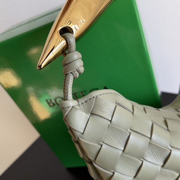 Bo*te*ga ve*ne*ta classic sardine top handle bag