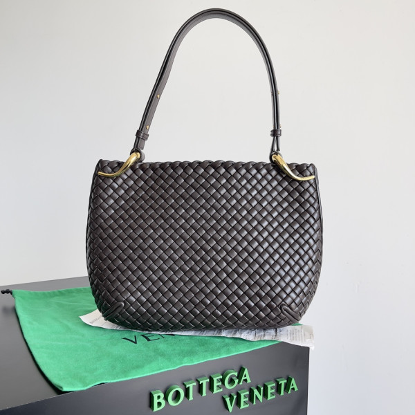 Bo*te*ga ve*ne*ta small clicker shoulder bag