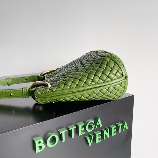 Bo*te*ga ve*ne*ta small clicker shoulder bag