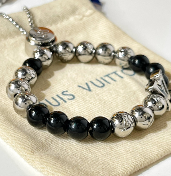 l**is V*t*n bracelet