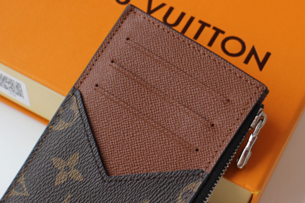 l**is V*t*n coin card holder