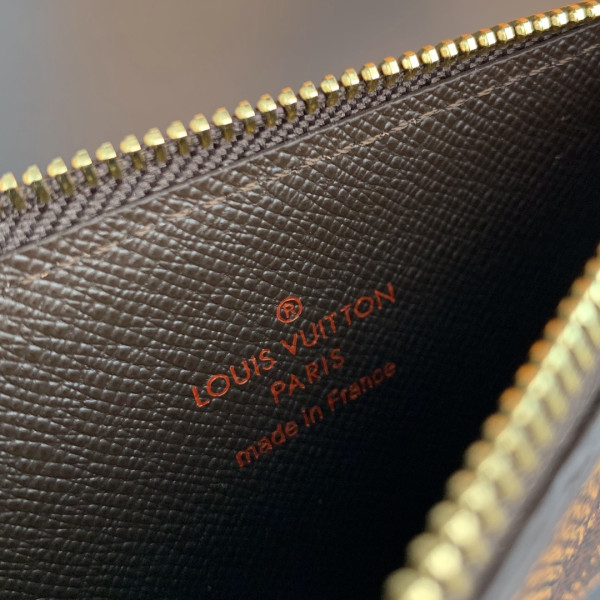 l**is V*t*n coin card holder
