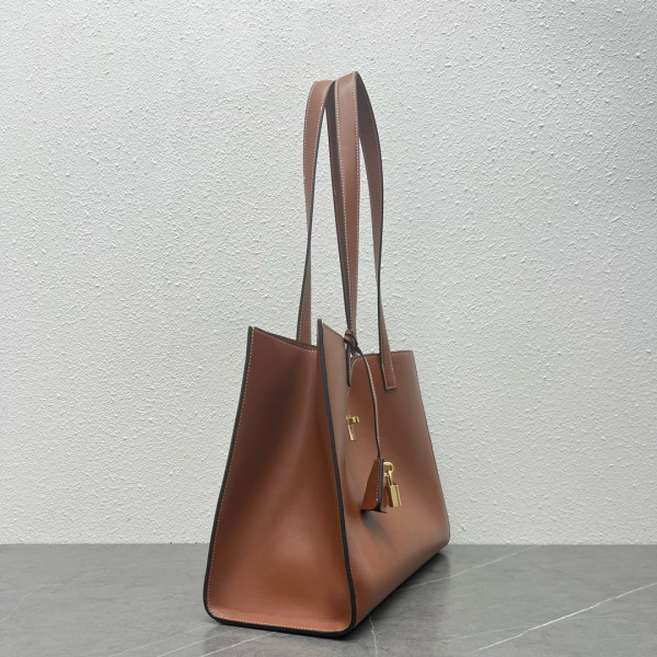 Ce**e cabas 16 in smooth calfskin