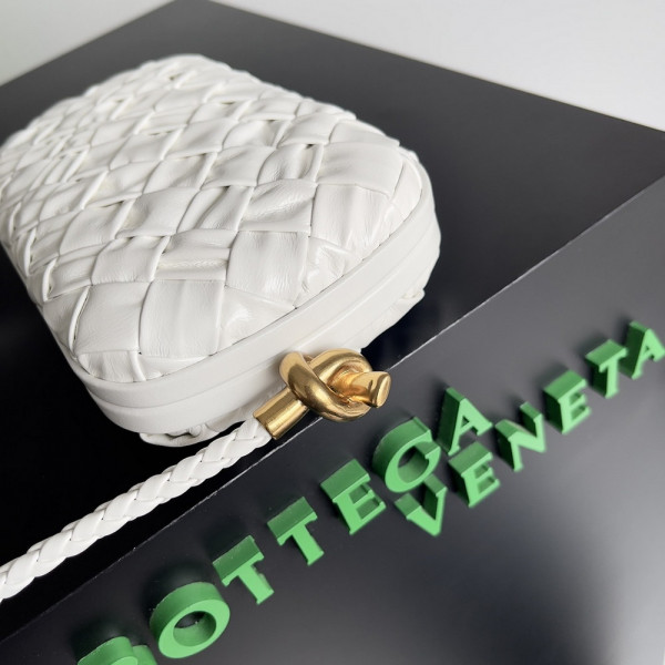 Bo*te*ga ve*ne*ta knot minaudiere on strap