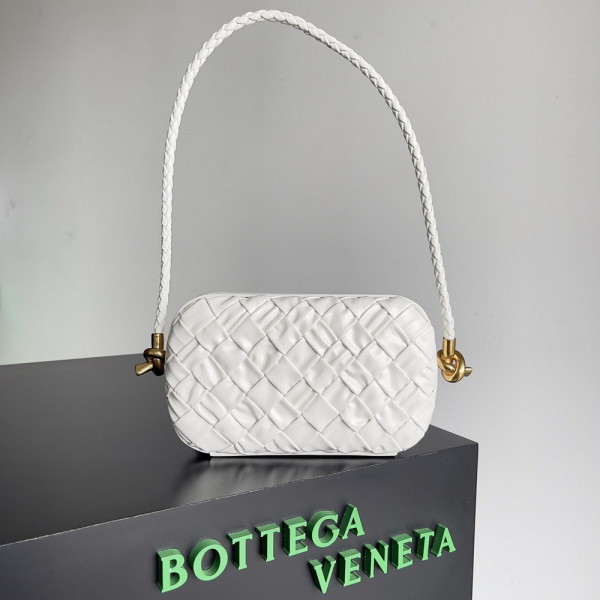 Bo*te*ga ve*ne*ta knot minaudiere on strap