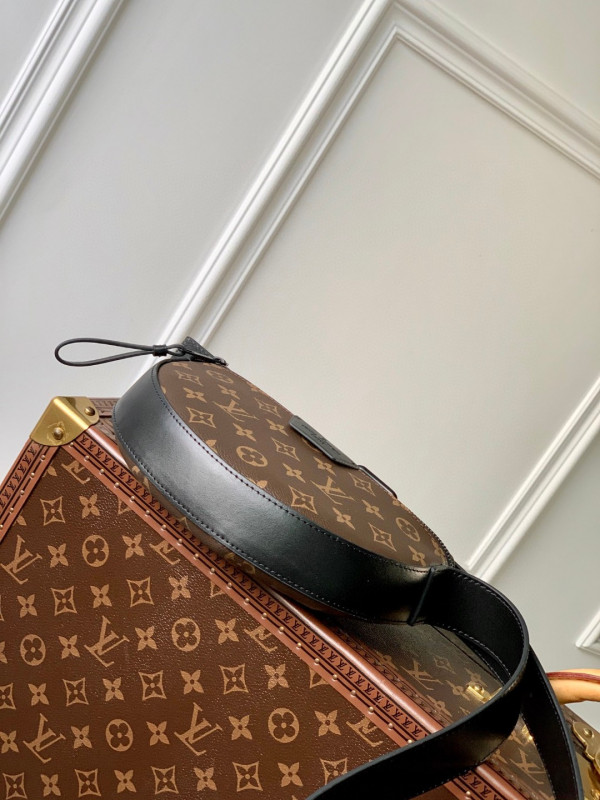 l**is V*t*n moon crossbody