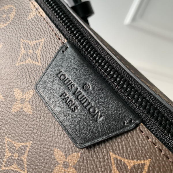 l**is V*t*n moon crossbody