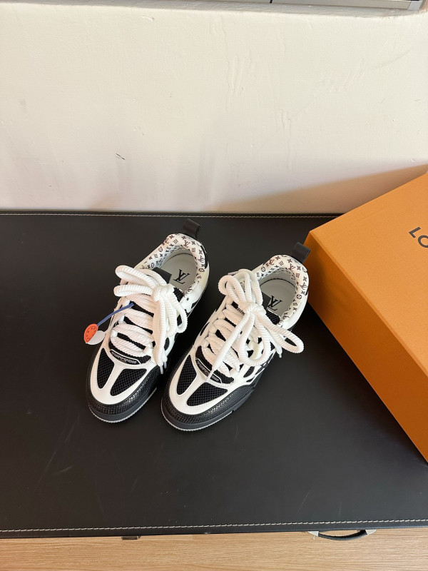 l**is V*t*n sneakers