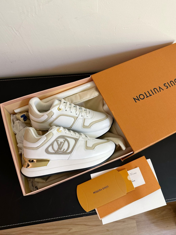 l**is V*t*n sneakers