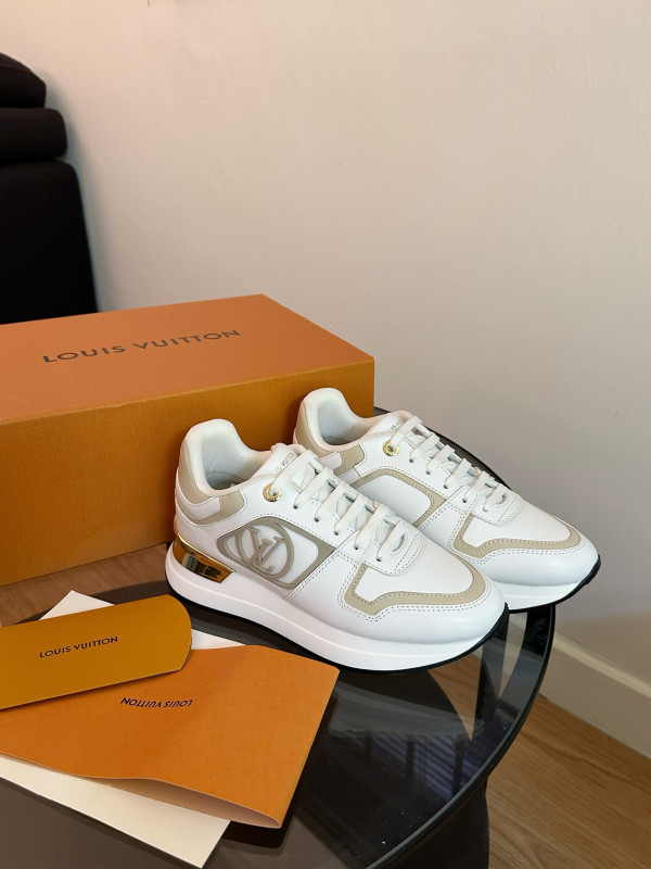 l**is V*t*n sneakers