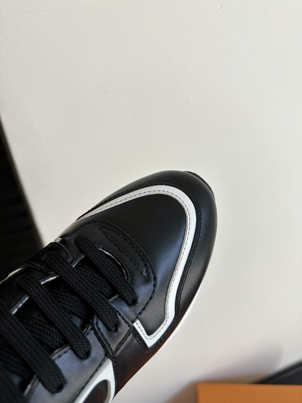 l**is V*t*n sneakers