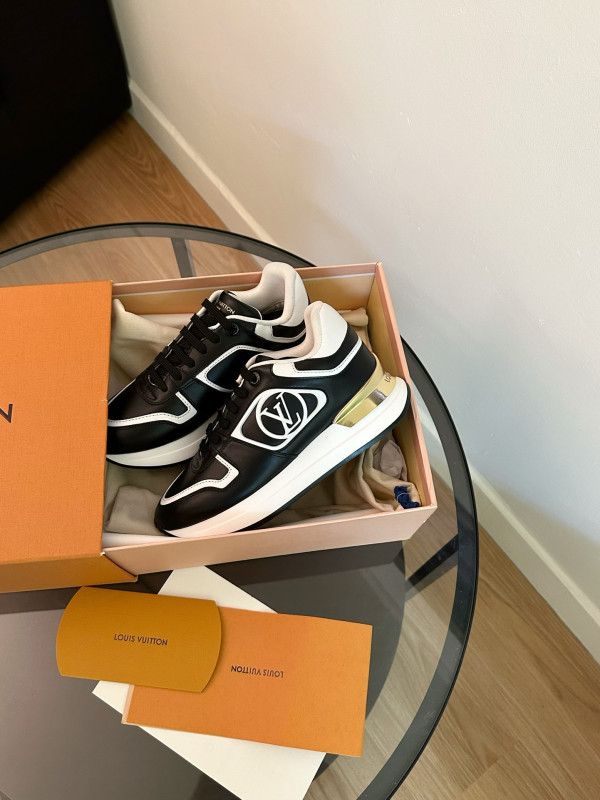 l**is V*t*n sneakers