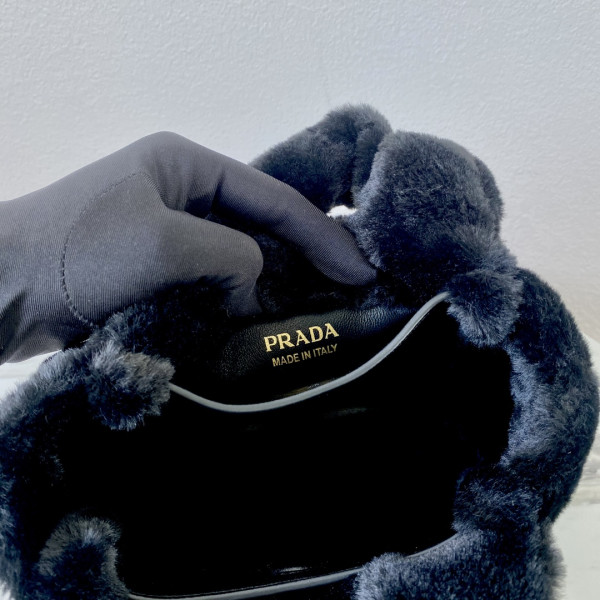 Pra*a woolen bucket bag-18*15.5*10cm
