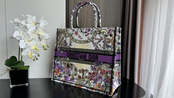 large D*or book tote-42*35*18.5cm