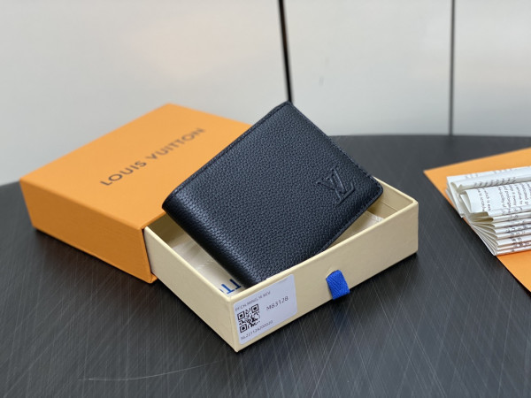l**is V*t*n slender wallet-11*8.5*2cm