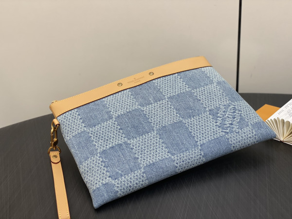 l**is V*t*n pochette to-go-30*21.5*2cm