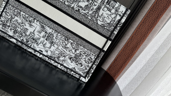 medium D*or book tote-36*18*28cm