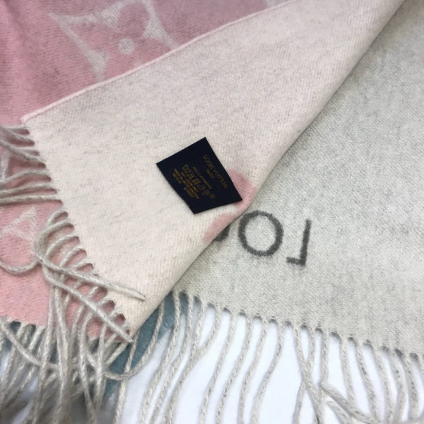 l**is V*t*n reykjavik gradient scarf